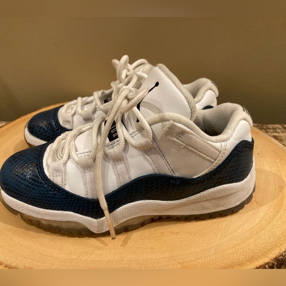 Air Jordan 11‎ Retro Low White Navy Snakeskin Child Size 11 CD6849-102
